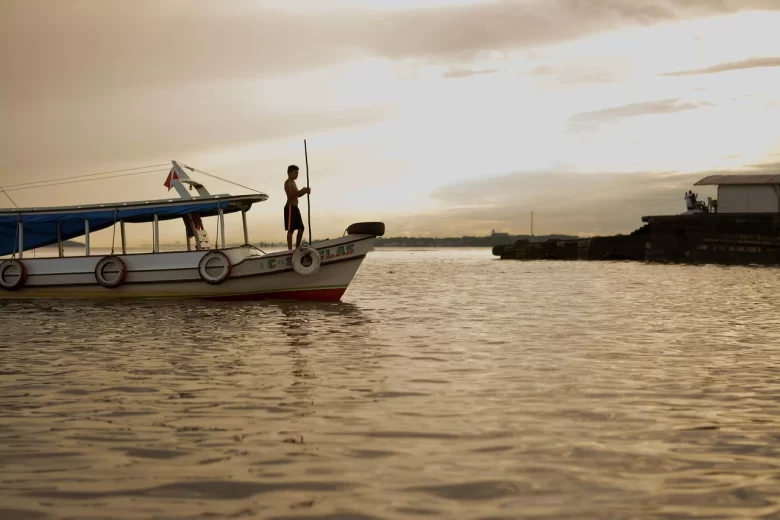 Crianças em um passeio de canoa durante uma viagem para a Amazônia com crianças, explorando um igarapé.