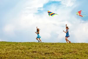 Criança sorrindo de forma espontânea na natureza, exemplo de como tirar fotos de crianças em viagens.
