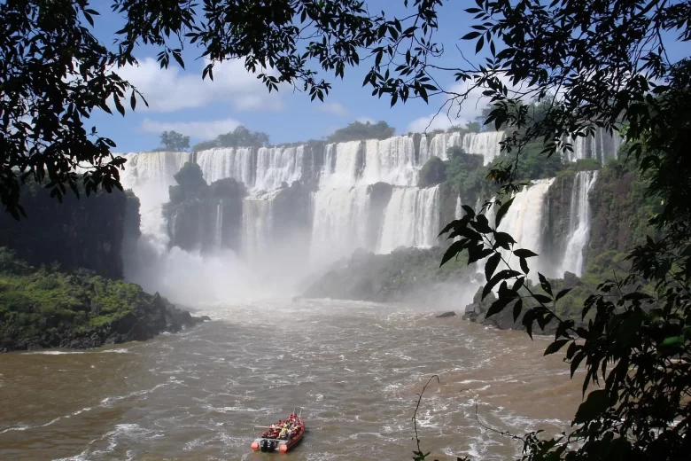 Família se divertindo em um dos destinos baratos para viajar em família no Brasil, nas Cataratas do Iguaçu