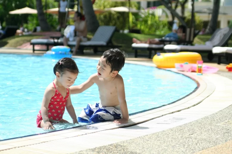 Família relaxando em uma piscina de águas quentes em uma das estâncias termais para famílias no Brasil.