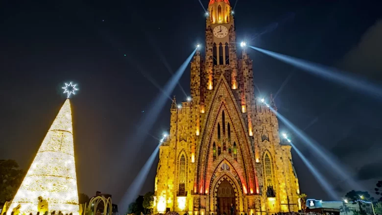 Catedral de Pedra de Canela iluminada durante o Sonho de Natal, um dos principais eventos de Natal no Sul do Brasil.