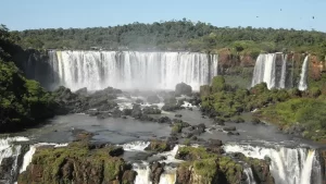 Vista panorâmica das Cataratas do Iguaçu no lado brasileiro, um dos passeios do roteiro em Foz do Iguaçu com crianças.