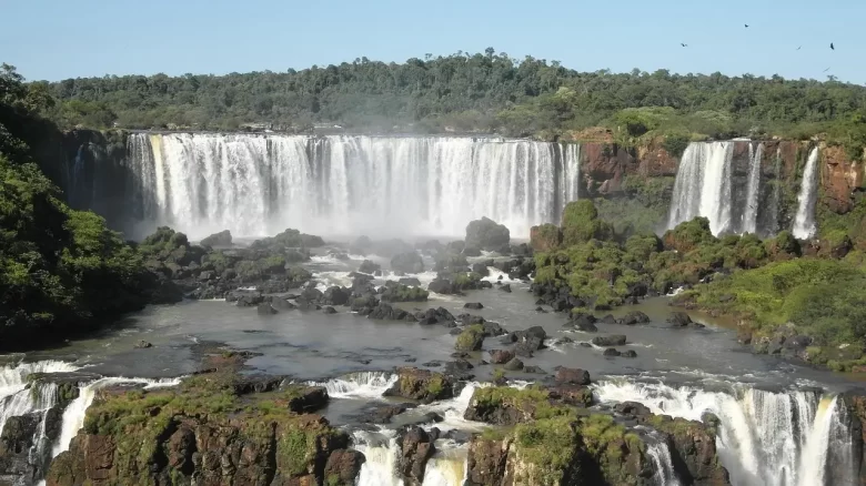 Vista panorâmica das Cataratas do Iguaçu no lado brasileiro, um dos passeios do roteiro em Foz do Iguaçu com crianças.